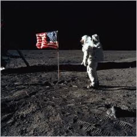 Hombre llega a la luna