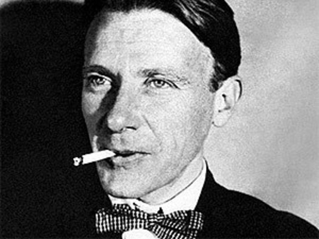 Булгаков стал употреблять морфий.