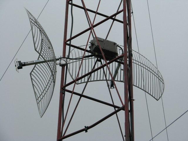 Se establece el primer enlace de comunicaciones vía microondas, permitiendo el transporte de información a un alto volumen a muy grandes distancias.