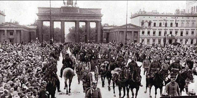 Alemania invade Luxemburgo y Bélgica.
