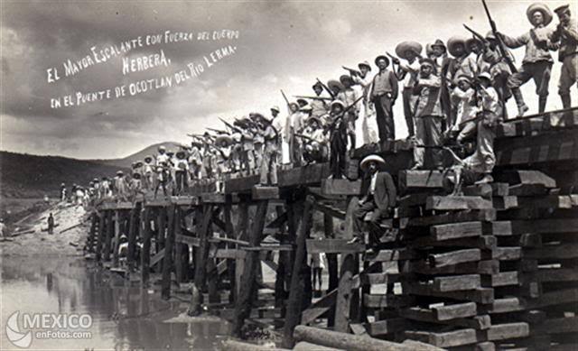 Año de descomposición y rebelión obrera de maestros, ferrocarileros, petroleros.