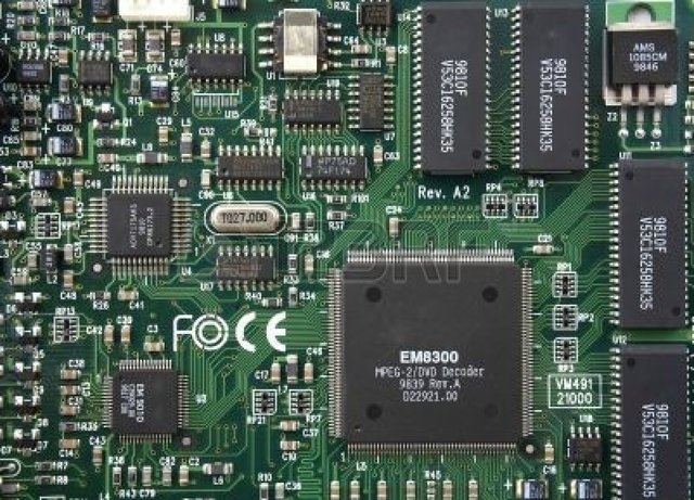 Invención de computadoras con base en chips de silicón.