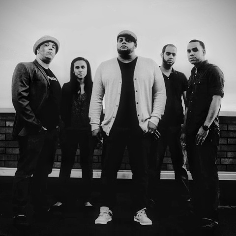 Inicia un pequeño grupo musical que más adelante se convertiría en la RPBand