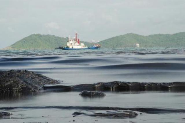 在泰国PTT有一个oil-spill