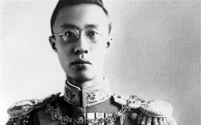 Chinese Nationalists oust the last Qing emperor, Puyi