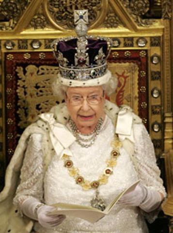 Queen Elizabeth using E-Mail