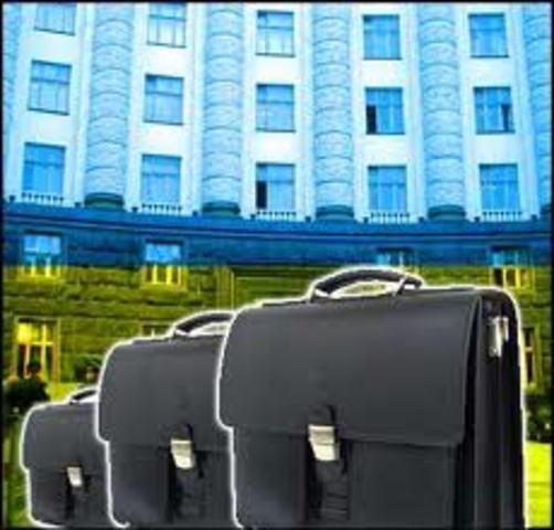 Парламент звільнив трьох міністрів