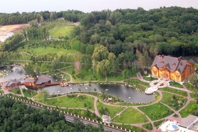 Межигір'я знов державна власність, а скандальному мовному закону не бути