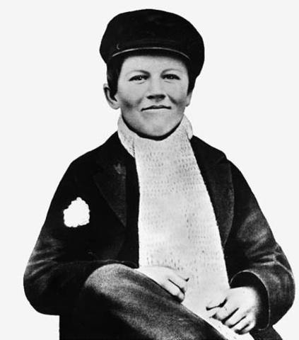 Venedor de diaris a l'estació de tren