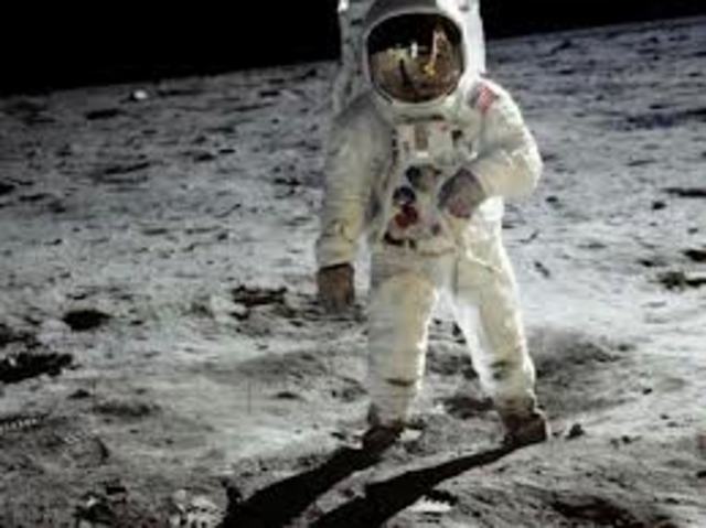 El hombre pisa la Luna