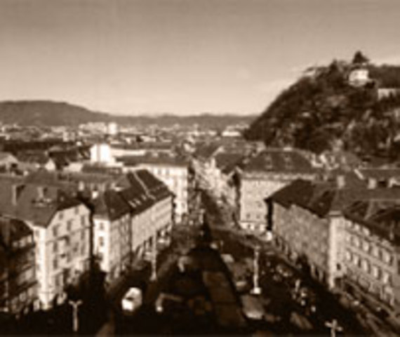 Inicia els seus estudis a la Universitat de Graz