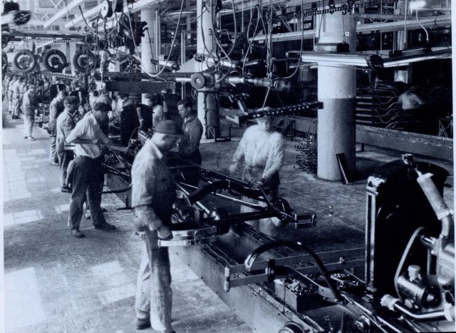 Henry Ford funda la FORD MOTOR COMPANY