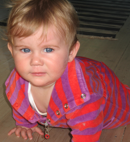 Johanna begynder at kravle