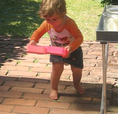 Johanna tager sit første skridt