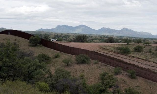 NM peoples build a fence between Mexico and NM to separate