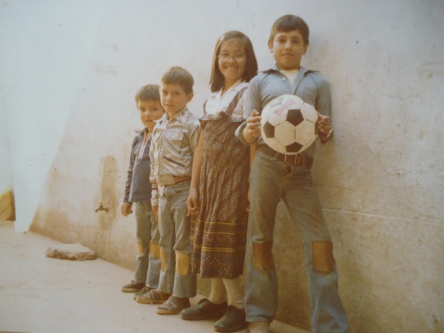 el balon y los parches en los pantalones