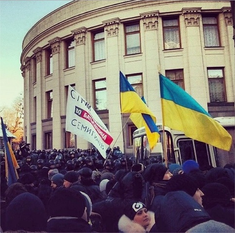 Сотни тысяч человек вышли протестовать на улицы Киева.