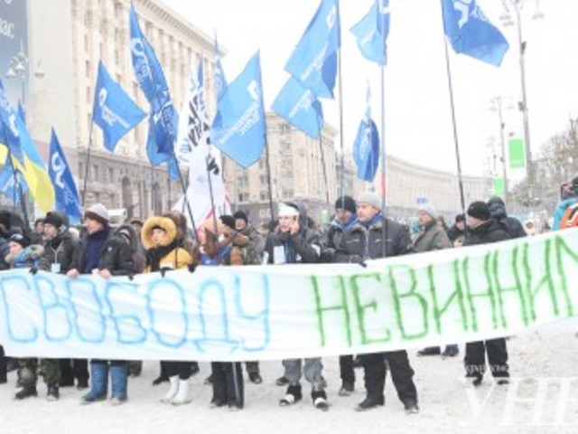 Оппозиция постоянно возводит барикады.