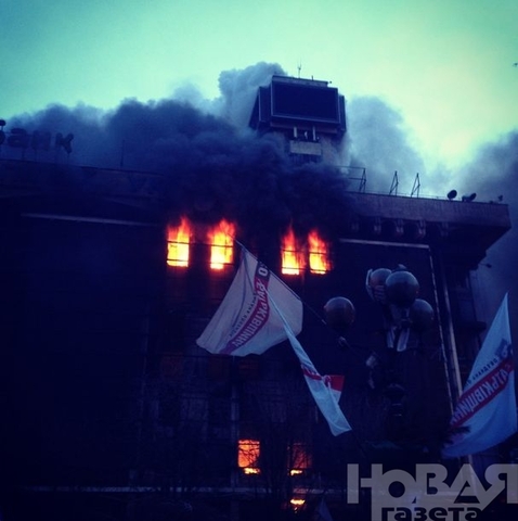 В центре Киева – пожары и стрельба боевыми, около двадцати убитых и сотни раненых.