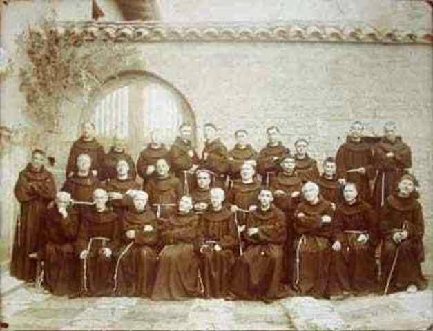 Se establece la comunidad franciscana