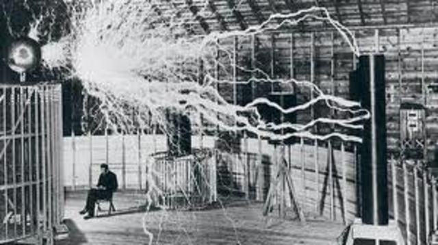 Tesla crea la potencia inalambrica i la radio.