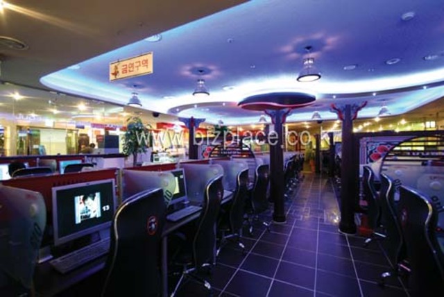 I went to internet cafe first time.