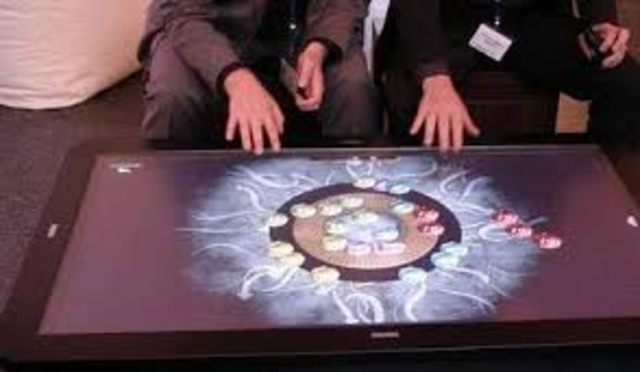 Mesa interactiva con superficie  elástica  tactil. Creada por Third Eye Studio