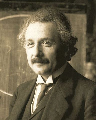 Nace Albert Einstein