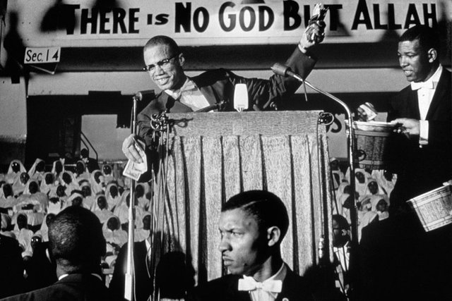 Malcom X leaves the Nation of Islam