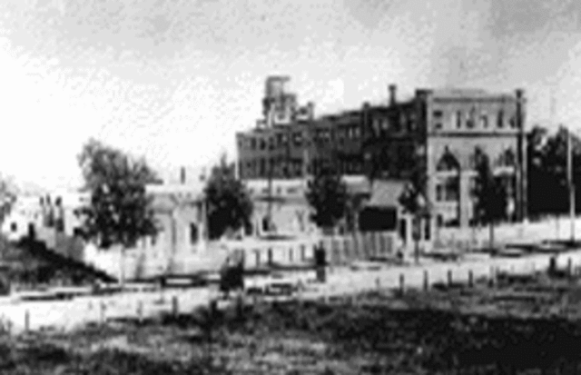 Crea el Edison Laboratory, a West Orange, Nova Jersey.