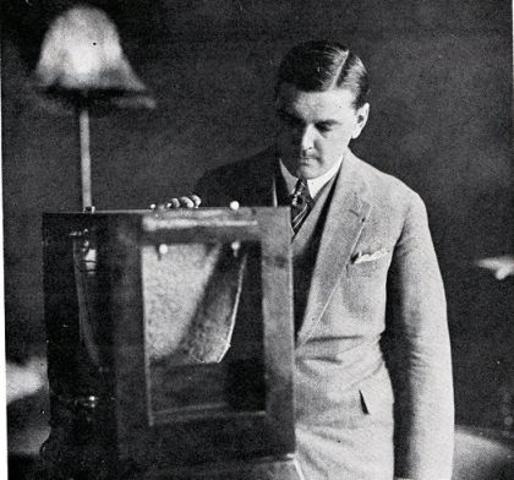 Théo Fleischman wordt aangeworven bij "Radio Belgique"