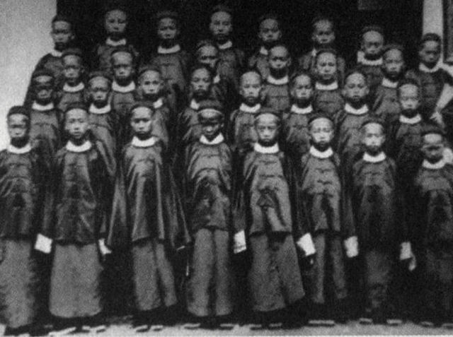 Thirty students from the Qing government
