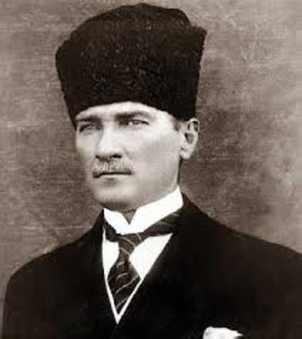 Mustafa Kemal transforms Turkey into Republic
