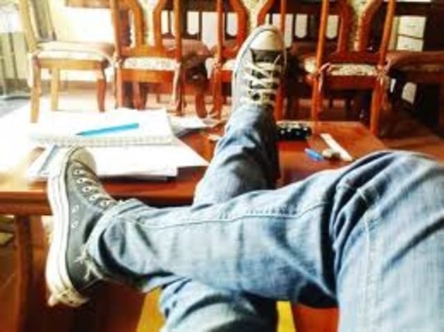 Dumazedier pública "Hacia una sociedad de ocio"