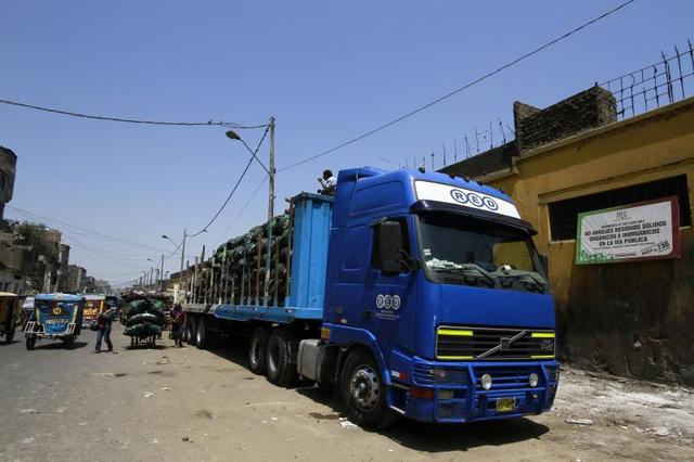 Camiones retiran mercadería almacenada en La Parada