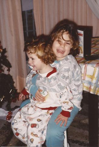 Mi madre tiene a su primera hija, mi hermana.