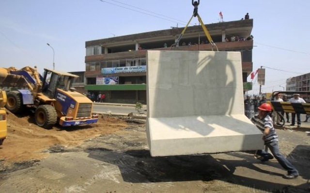 Se colocan los bloques de cemento en La Parada