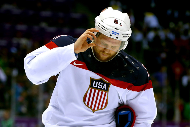 Phil Kessel recivoir deux minutes pour tailladier.