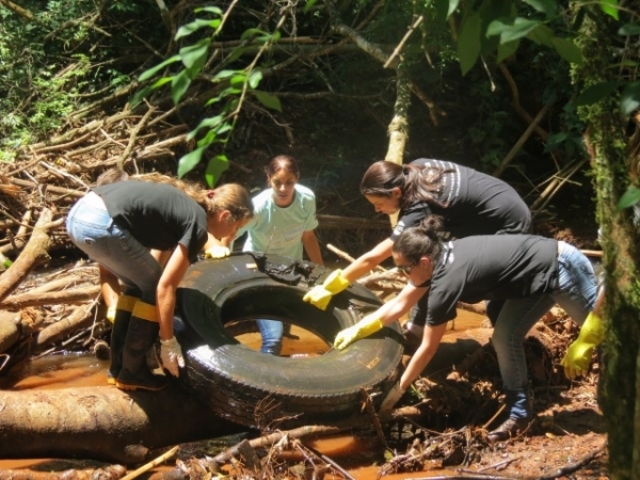 ACADÊMICOS REALIZAM ATIVIDADE DE PRESERVAÇÃO DO RIO GIRAU ALTO