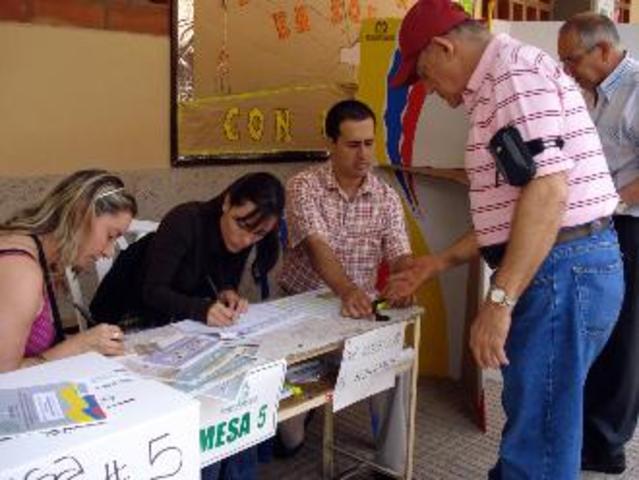 Publicación de listado de candidatos inscritos en web y lugar visible - La registraduría nacional del estado civil remite a los organismos competentes para certificar sobre causales de inhabilidad