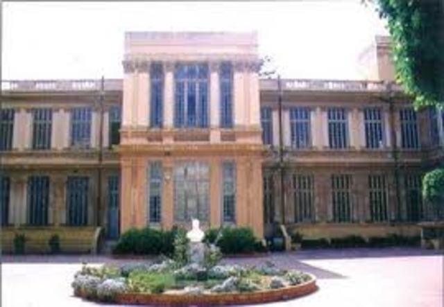 Αποφοίτησε από το Αβερώφειο Γυμνάσιο το 1955, ήλθε στην Αθήνα με σκοπό να σπουδάσει