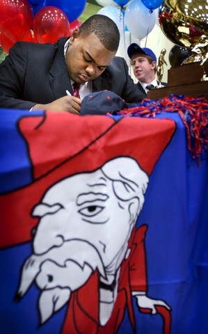 Michael Oher signs letter of intent to Ole Miss
