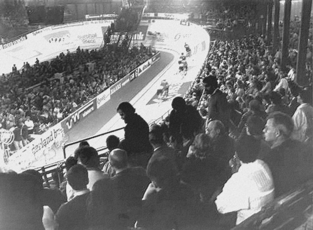 Théo Fleischman brengt voor het eerst een live sportverslag uit op de radio