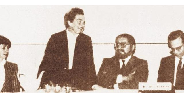 La primera mujer entra a la universidad