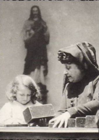Maria Montessori enseñando