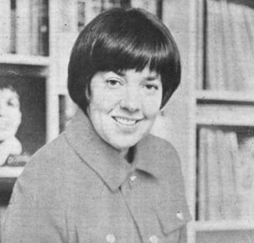 Publica su primer poema