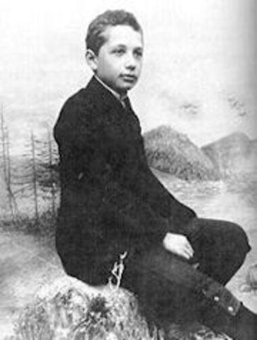 Inicia sus estudios superiores