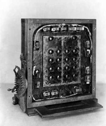 First camera with 16 lenses in 1887