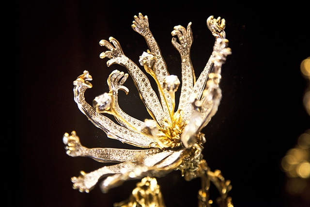 Dali comienza a diseñar joyas