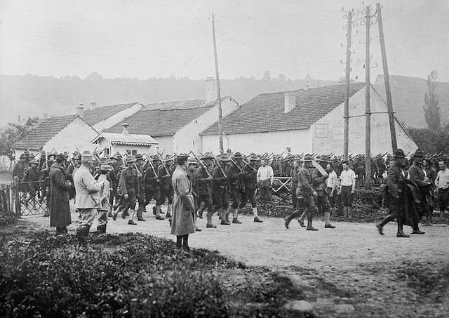 The first US troops arrive in France